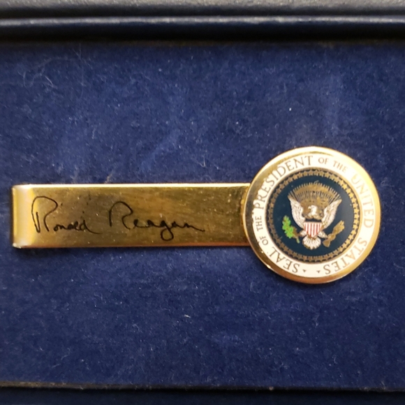Ronald Reagan Signature Tie Bar w/ POTUS Seal - Picture 3 of 4